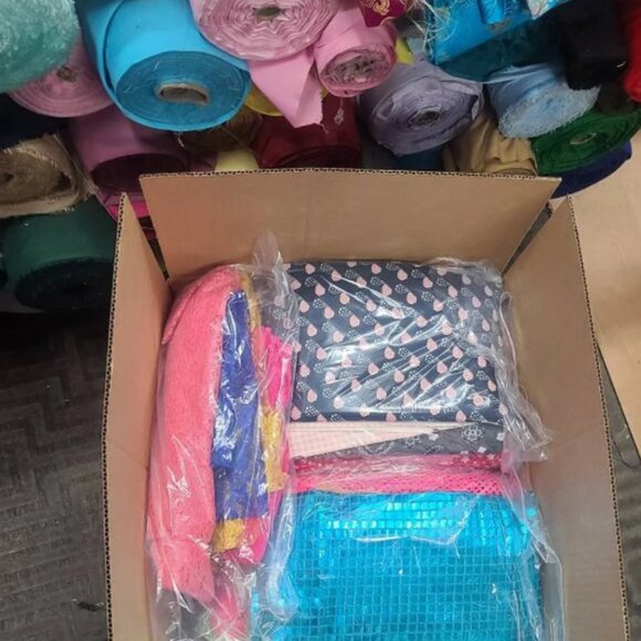 ⋆｡‧˚ʚ🍓ɞ˚‧｡⋆ 5 Pounds MYSTERY FABRIC box! (Great for Crafts, Quilts, DIY, etc) - Picture 4 of 6